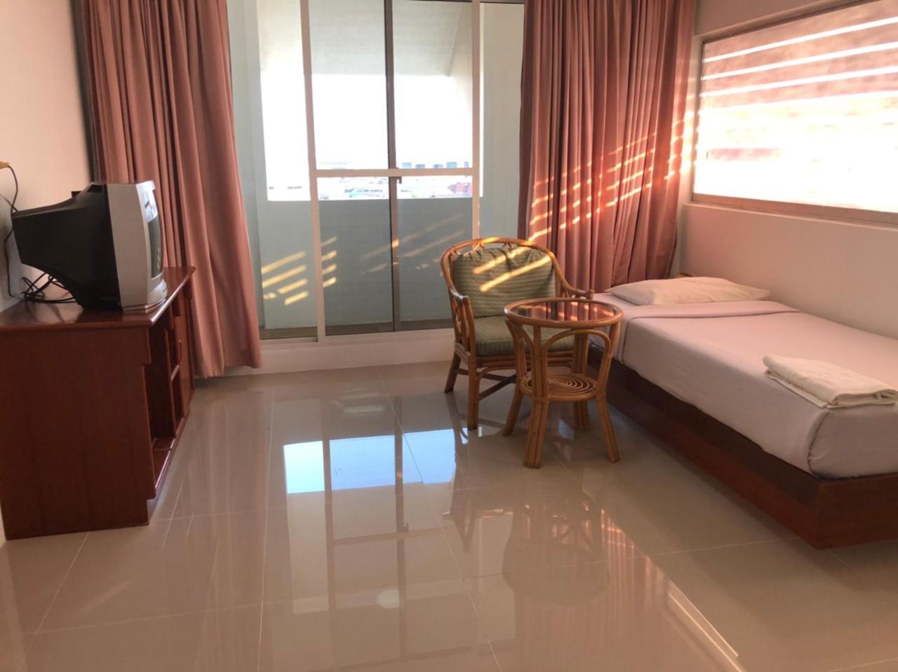 Paradorn Inn Chumphon Exterior photo